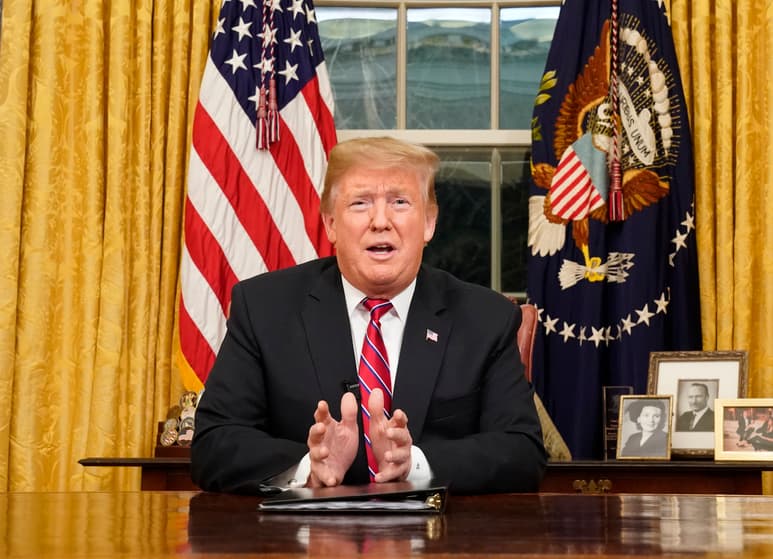 Le da resultado. Aunque Trump ha sido criticado por el cierre del gobierno, el apoyo al muro va ganando terreno en EU. (AP)