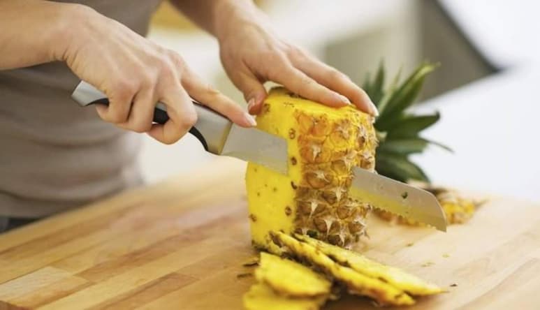 El jugo de piña mejora tu digestión y estimula los movimientos peristálticos.