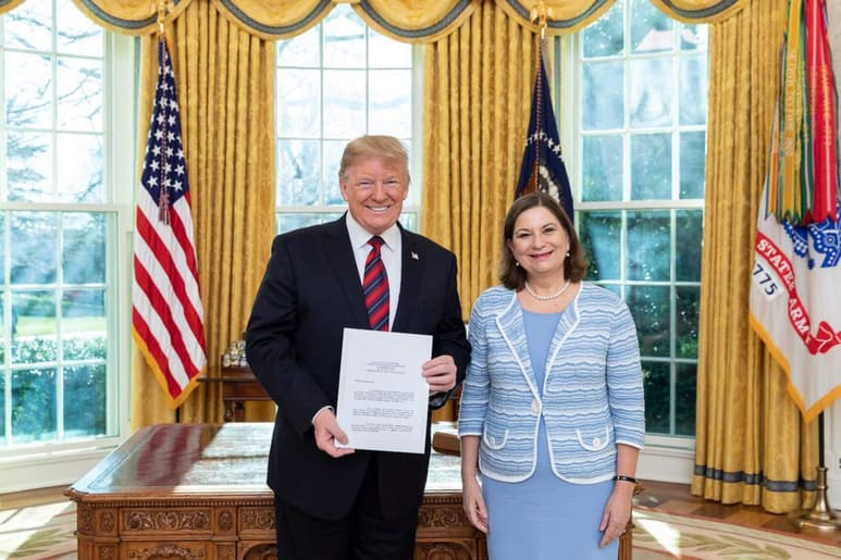 El pasado viernes, Martha Bárcena, primera mujer que será embajadora extraordinaria y plenipotenciaria del país ante Estados Unidos, expresó a Trump las prioridades de gestión del presidente Andrés Manuel López Obrador, en el respeto mutuo y el trabajo conjunto en el desarrollo. (ESPECIAL)