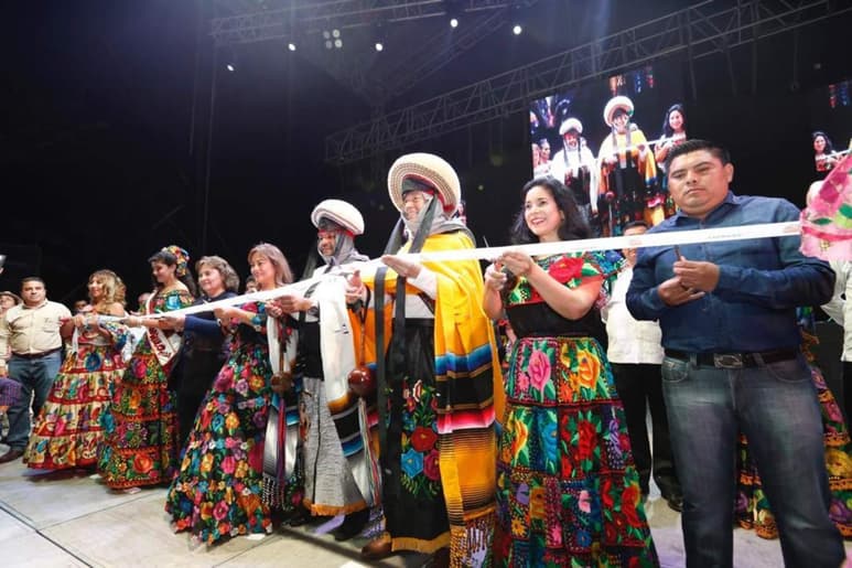 Acompañado del presidente municipal, Jorge Humberto Molina Gómez, el gobernador externó el orgullo que es para cada chiapaneco el participar en esta antigua tradición. (ESPECIAL)
