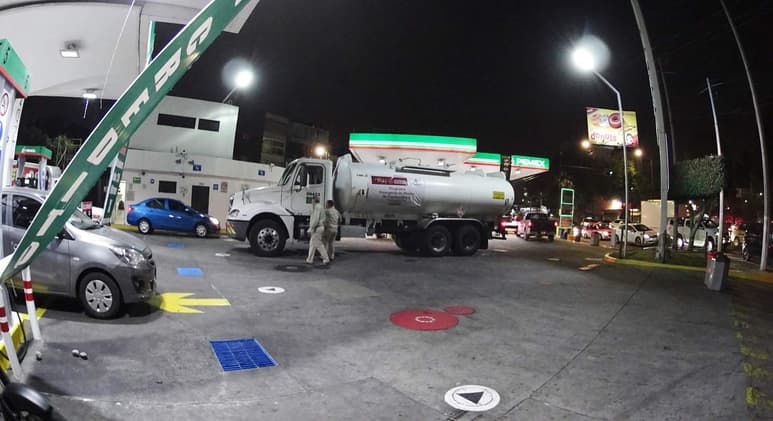 Se busca abastecer toda la frontera norte del país para que la refinería de Cadereyta no tenga presión y pueda surtir con combustible a los estados del sur. (ARCHIVO) 