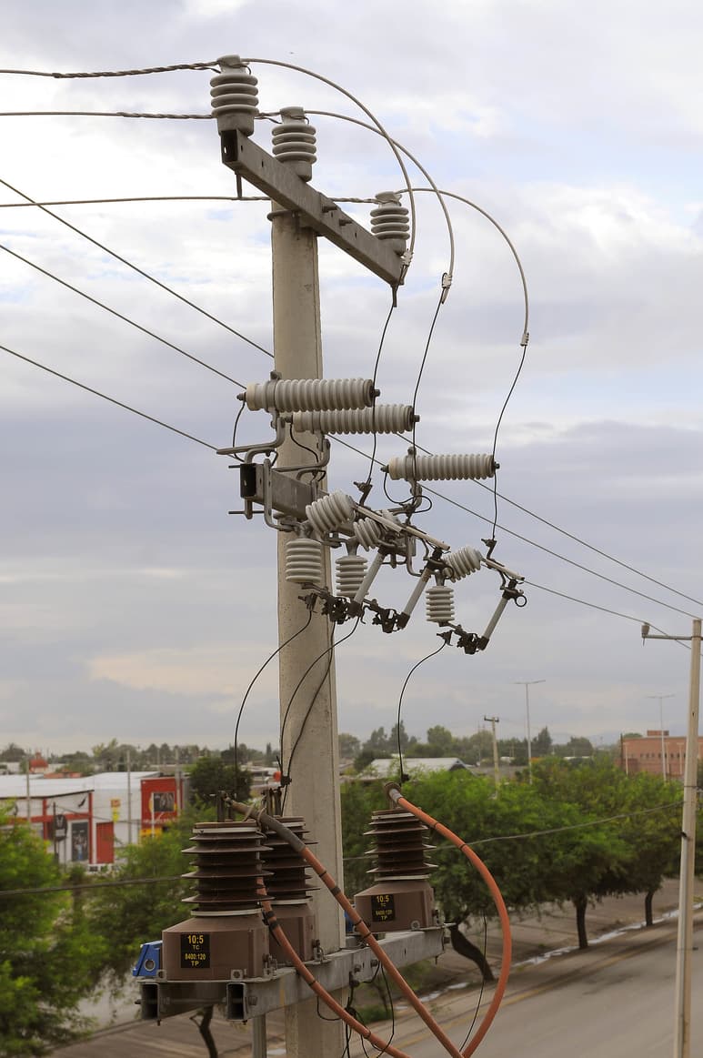 Robo de luz. Estima la Comisión Federal de Electricidad que el robo de luz asciende a más de 25 mil millones.