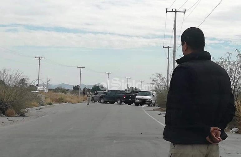 El área en la que fue localizado el cuerpo quedó acordonada a 20 metros a la redonda y de manera casi inmediata los agentes retiraron el cadáver del lugar, así como la unidad en la que se encontraba. (EL SIGLO DE TORREÓN)
