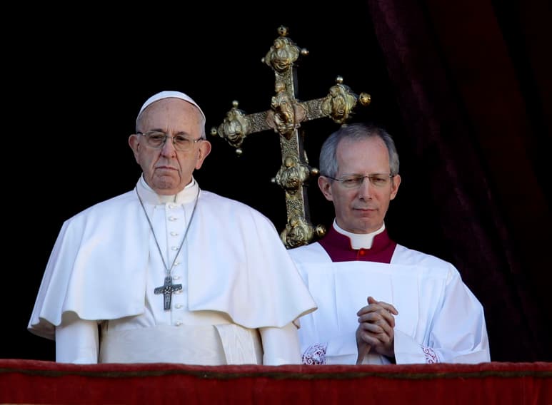 El Vaticano dijo el sábado que el conjunto de voces masculinas, que se cree es el coro más antiguo del mundo, quedará bajo la responsabilidad de monseñor Guido Marini, quien asiste al pontífice durante las ceremonias eclesiásticas. (ARCHIVO) .