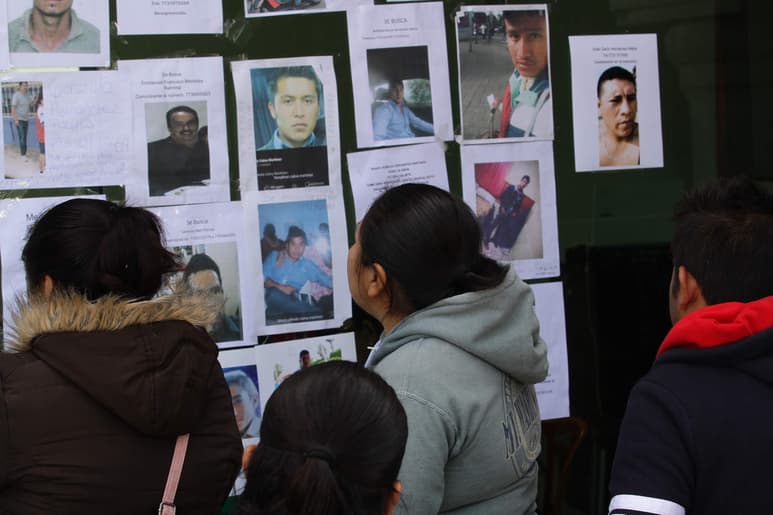 Habitantes de Tlahuelilpan, Hidalgo, acuden al Centro Cultural Regional del municipio para pedir información sobre los desaparecidos tras el incendio de un ducto de Pemex el pasado viernes por la noche. (NOTIMEX)