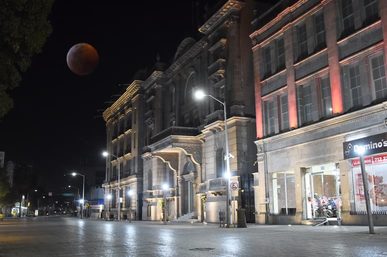 Belleza. Así se pudo observar en el Centro de Torreón al fenómeno de la 'Luna Roja'. (JESÚS GALINDO)