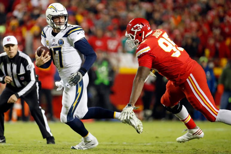 Philip Rivers (17) escapa de la defensiva de Kansas City en un partido de la temporada 2018 de la NFL.