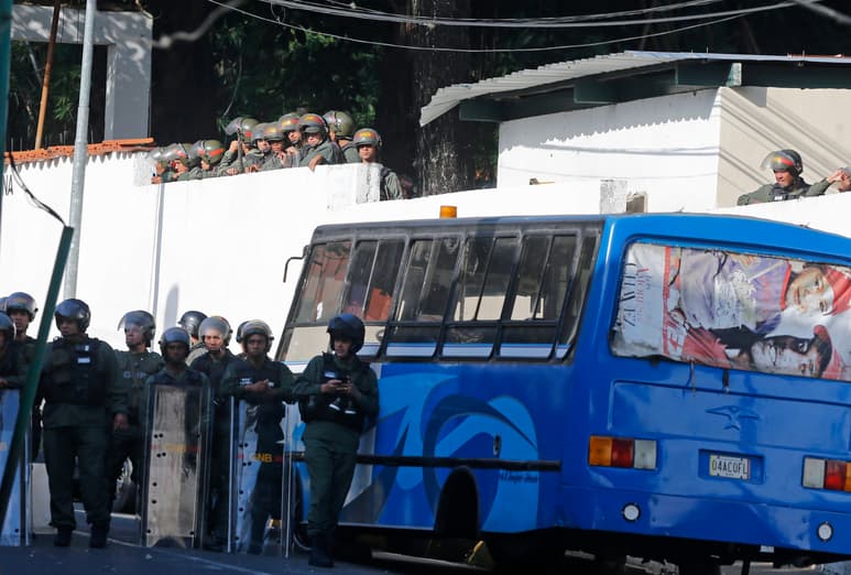 Controlados. Los militares que se sublevaron fueron detenidos ayer por la misma Guardia. (AP)