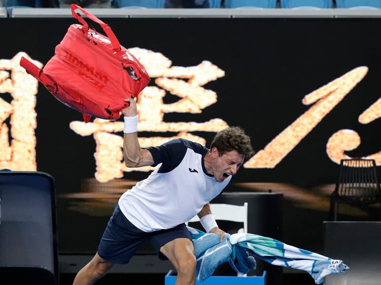 Pablo Carreño arroja su bolsa con raquetas al finalizar el partido.