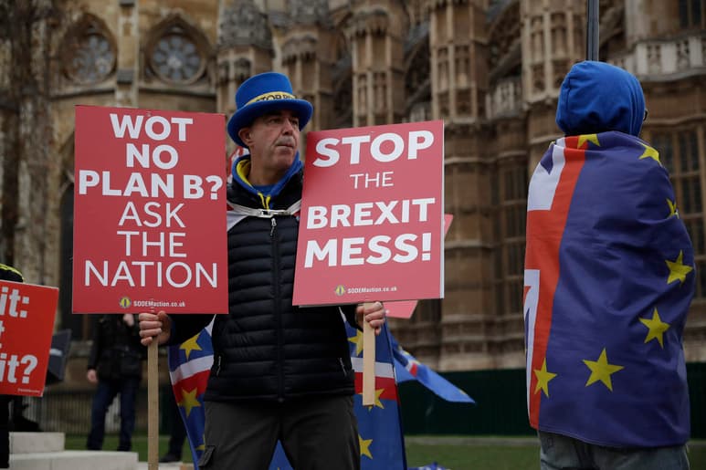 May preside esta mañana la reunión semanal de su gabinete de ministros, entre indicaciones de que varios estarían dispuestos a dimitir si ella insiste en no descartar un 'brexit' no negociado. (AP)