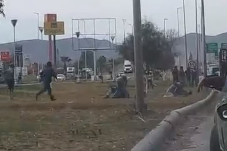 Pelea entre traileros deja dos detenidos; al dejar sus unidades en medio del periférico, causaron tráfico. (EL SIGLO DE TORREÓN)