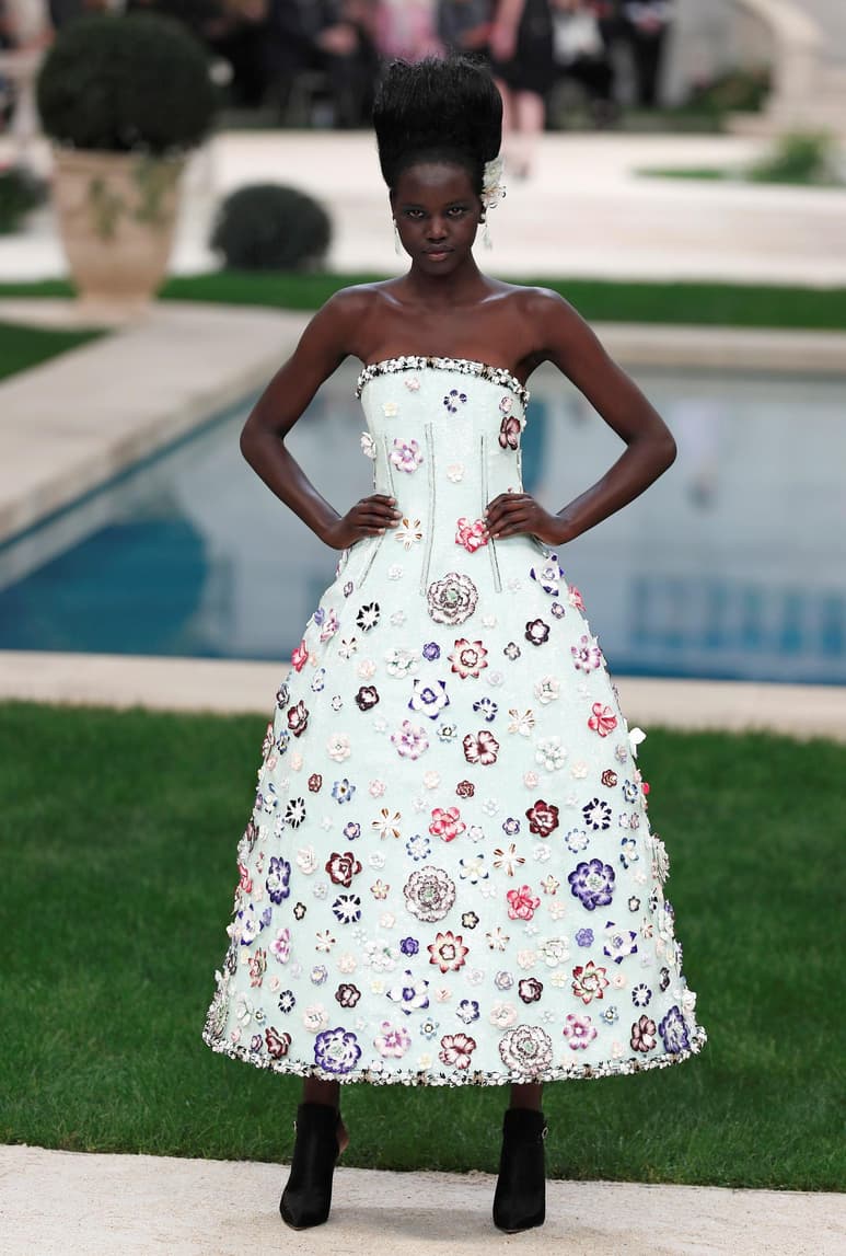 Modelos presentan creaciones de la colección primavera-verano 2019 del diseñador alemán Karl Lagerfeld para Chanel, durante un desfile de la Semana de la Moda de Alta Costura de París, en Francia.