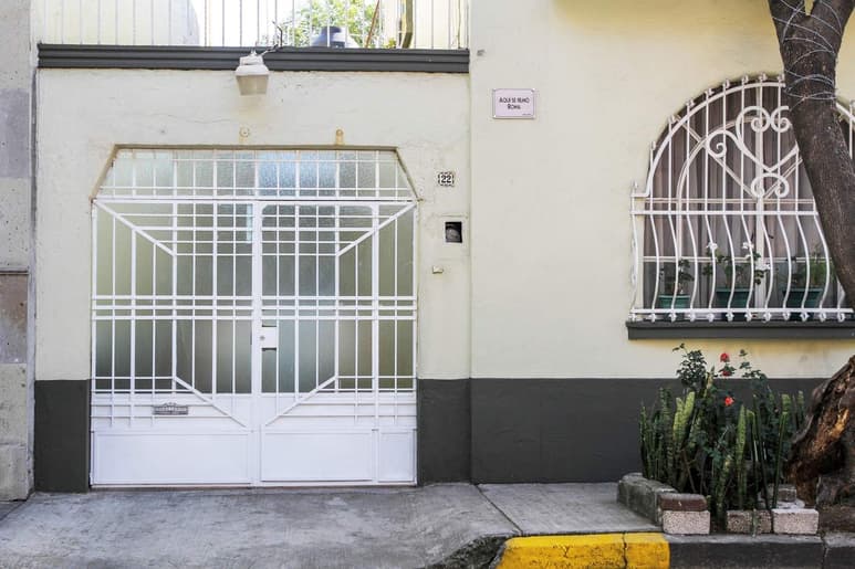 'Aquí fue'. Afuera de la casa se encuentra una placa metálica con letras negras que indica 'Aquí se filmó Roma'. (ARCHIVO)