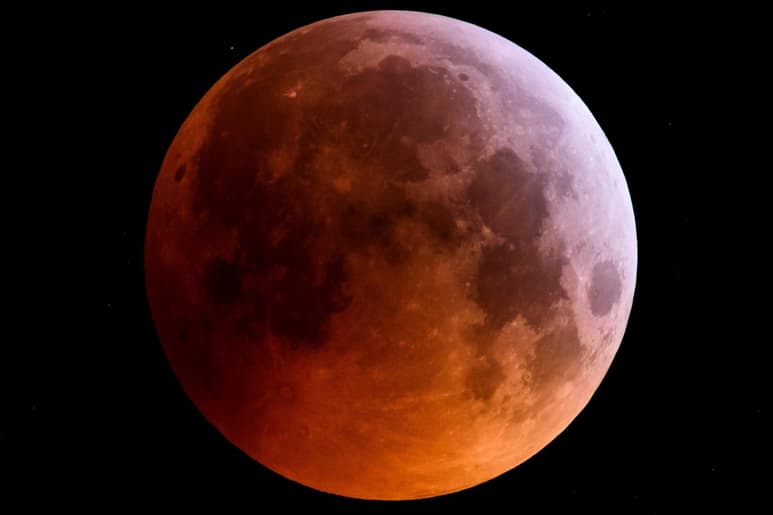 Destello. La colisión fue vista a través de telescopios como un destello brillante. (EFE)