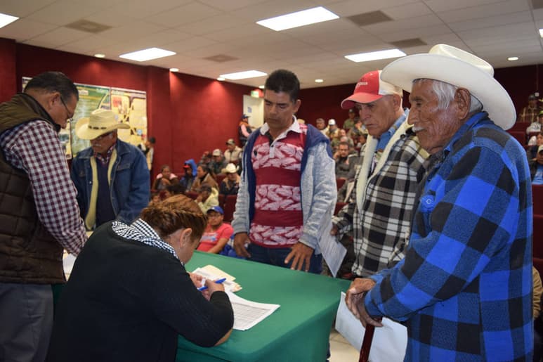 Entrega. Ayer viernes en el auditorio del Inifap se entregaron los apoyos a los 140 productores de melón. (MARY VÁZQUEZ)