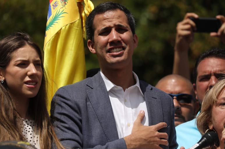 'Estamos dispuestos a reunirnos con todos los funcionarios, a tener un acercamiento para lograr el cese de la usurpación, gobierno de transición y elecciones libres' dijo Guaidó. (EFE) 
