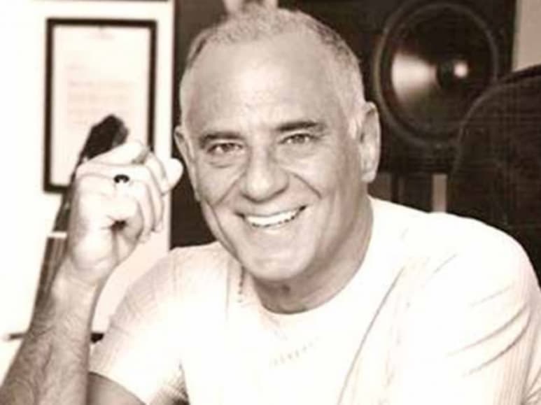 Talento. Roberto Livi escribió Como han pasado los años, Vestida de blanco, Si el amor se va.