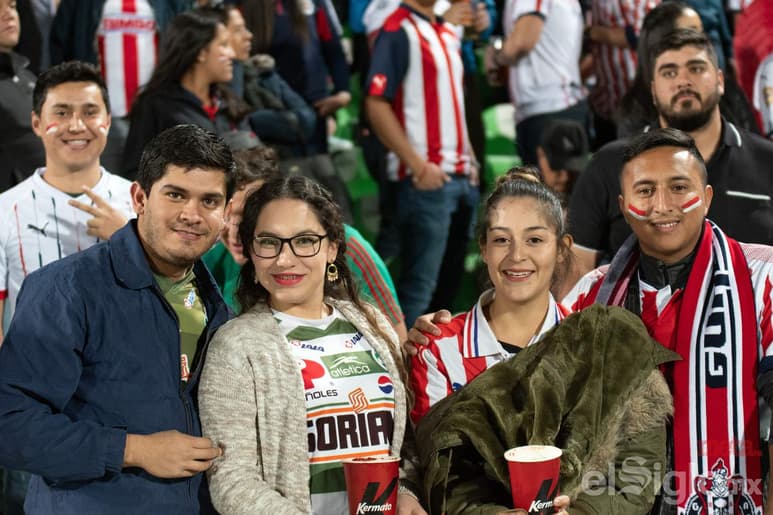Conviven seguidores de Santos Laguna y Chivas en el TSM. (Jorge Martínez)