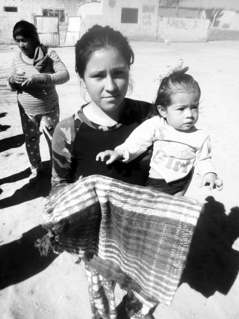 Familias recibieron cobijas que les servirán para mitigar las bajas temperaturas que se registran en la región. (EL SIGLO DE TORREÓN)