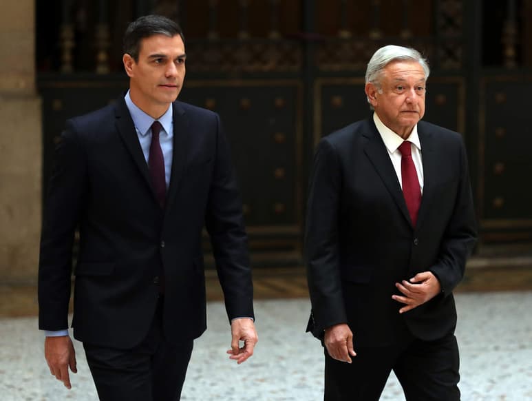 El presidente López Obrador ofreció una comida a la delegación española y empresarios en el Antiguo Colegio de San Ildefonso, donde el mandatario español narró que como tradición de sus gobiernos, cuando hay una visita a sus países o viajan a otras naciones, se dan algunos regalos, por lo que está vez le entregó el acta de nacimiento del abuelo del presidente de México. (NOTIMEX)