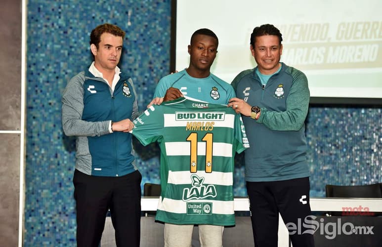 El colombiano Marlos Moreno fue presentado ayer en el Auditorio Orlegi Deportes, el refuerzo santista utilizará el 11 en su uniforme. (Jesús Galindo)