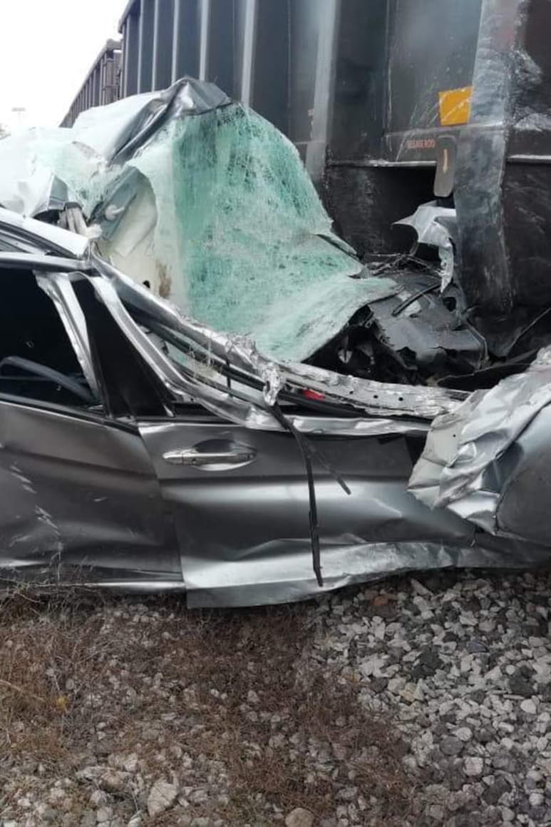 Tragedia. El tren arrastró el automóvil de las mujeres oriundas de Monclova unos 200 metros.