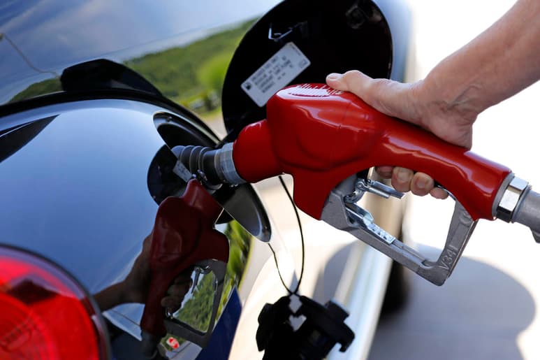 Algunas estaciones de servicio reportaron que llevan varios días sin gasolina roja, pero continuaban con la venta sin problema de verde y diésel. (ARCHIVO)