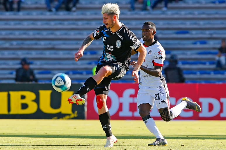 Angelo Sagal (i), del Pachuca, y Yago Da Silva, del Lobos BUAP, disputan el balón durante el juego en el estadio Universitario BUAP.