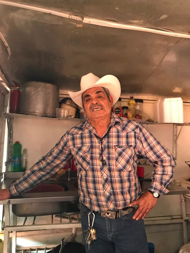 Lolo explicó que tiene problemas de diabetes y de circulación, por lo que ya le amputaron un dedo, y no puede estar permanentemente en el restaurante, así que relega la responsabilidad a uno de sus hijos y a sus trabajadores. (EL SIGLO COAHUILA)