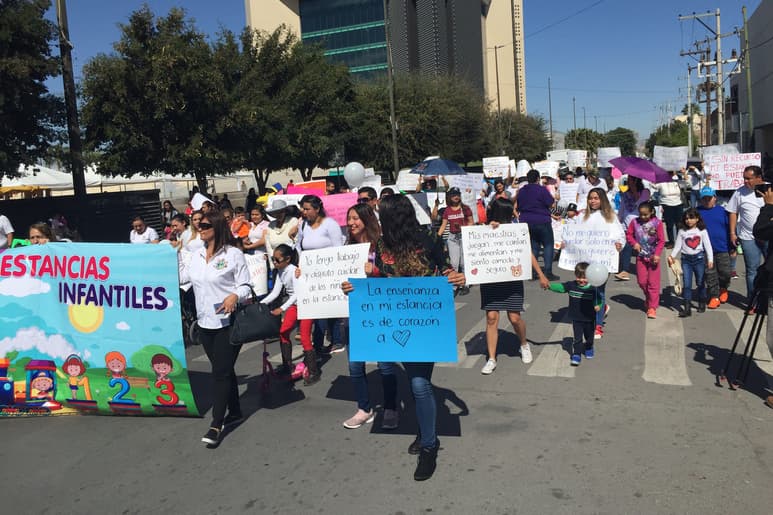 Rechazo. Niños, padres de familia y trabajadoras de Estancias Infantiles salieron a las calles para manifestar su inconformidad ante el recorte que sufrió el programa. (GUADALUPE MIRANDA)