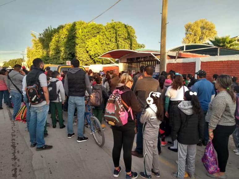 Hasta después de las 08:15 horas se abrió finalmente el candado y se permitió el acceso de docentes y estudiantes. (EL SIGLO DE TORREÓN)