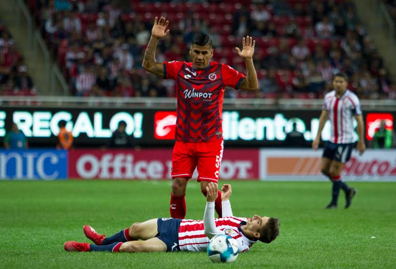 Carlos Salcido volvió a la cancha del Estadio Akron luego de su salida de las Chivas. (Jam Media)