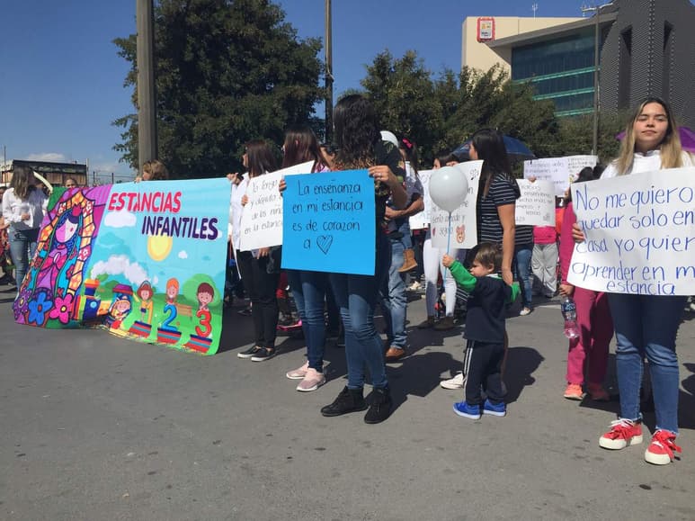 Maestras, padres de familia, infantes y dueños de estancias infantiles de la Comarca Lagunera de Coahuila, marcharon ayer lunes 4 de febrero en contra del recorte que sufrió el programa en la actual administración federal. (EL SIGLO DE TORREÓN/GUADALUPE MIRANDA)