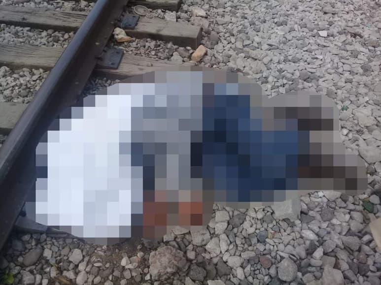 Los primeros en arribar al lugar fueron los agentes preventivos de la Policía Municipal, quienes localizaron a un hombre tendido a un costado de las vías, mismo que no respondía. (ESPECIAL)