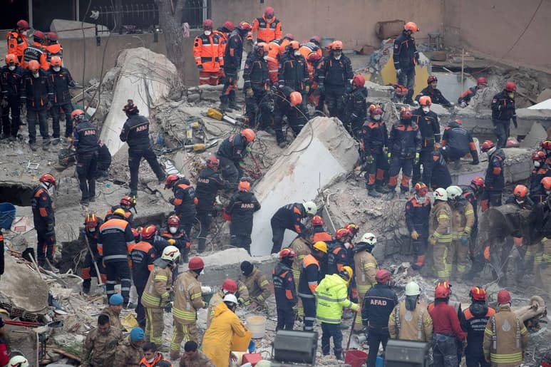 Los funcionarios han dicho que los últimos tres pisos del edificio fueron construidos ilegalmente, aunque la causa del derrumbe sigue siendo investigada. (EFE)