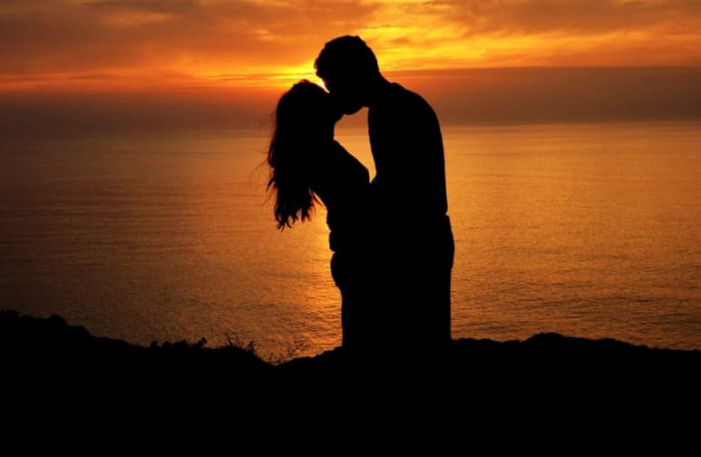 La atracción y el deseo sexual están íntimamente relacionados a nivel biológico. (ARCHIVO)