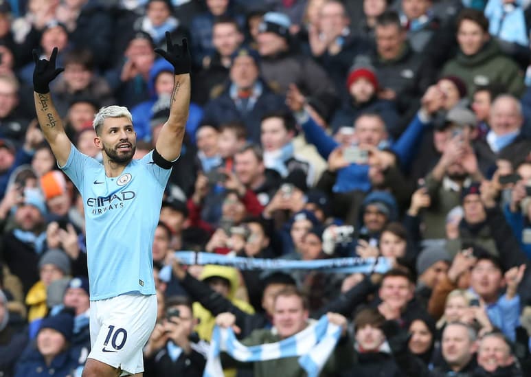 El argentino Sergio Agüero festeja uno de sus tres goles ante Chelsea en el Etihad Stadium, casa del Manchester City.
