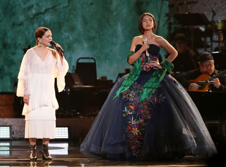 Talentosas. Natalia Lafourcade, Ángela Aguilar y la cantante Aída Cuevas, interpretaron La Llorona en los Grammy. (ESPECIAL)
