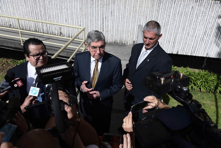 Arias, de 78 años, dijo a los periodistas que por orden de sus abogados no dará declaraciones a la prensa sobre los casos denunciados ante la Fiscalía. (EFE)