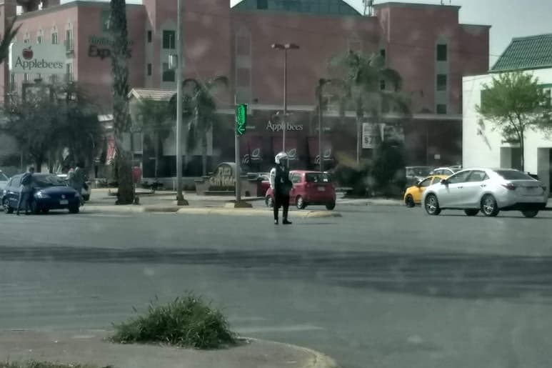 Los agentes de Vialidad siguen confundiendo a los conductores, ya que se ponen a dar instrucciones, pero a la par de los semáforos. (EL SIGLO DE TORREÓN)