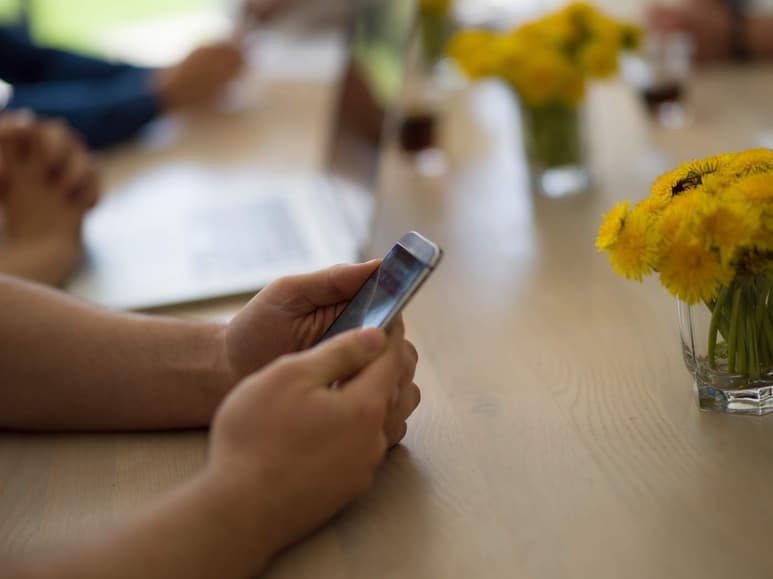 De acuerdo con un estudio realizado este mes por la consultora, 61.4 por ciento de los internautas manifiestan que sus relaciones amorosas han sido beneficiadas por el uso de redes sociales . (ARCHIVO)