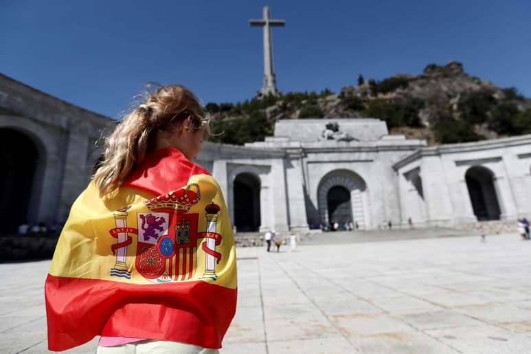El último intento de exhumar el cuerpo embalsamado de Franco en el Valle de los Caídos llega en un momento crítico para el presidente Pedro Sánchez. (ARCHIVO)