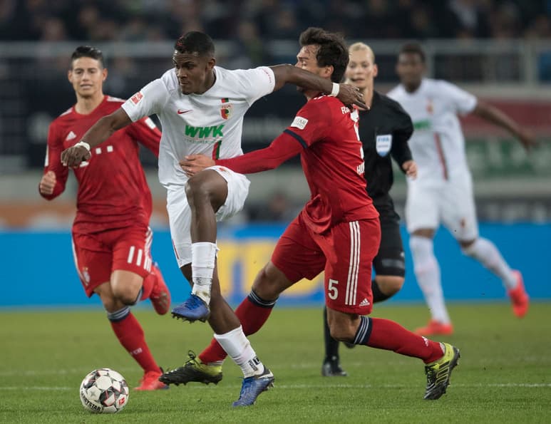 Sergio Córdova (i) en una acción contra Mats Hummels, del Bayern Munich, durante un partido de la Bundesliga alemana.