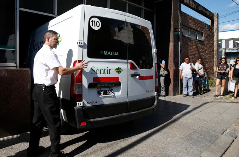 Fotografía del vehículo que transporta los restos del jugador argentino Emiliano Sala. (AP)