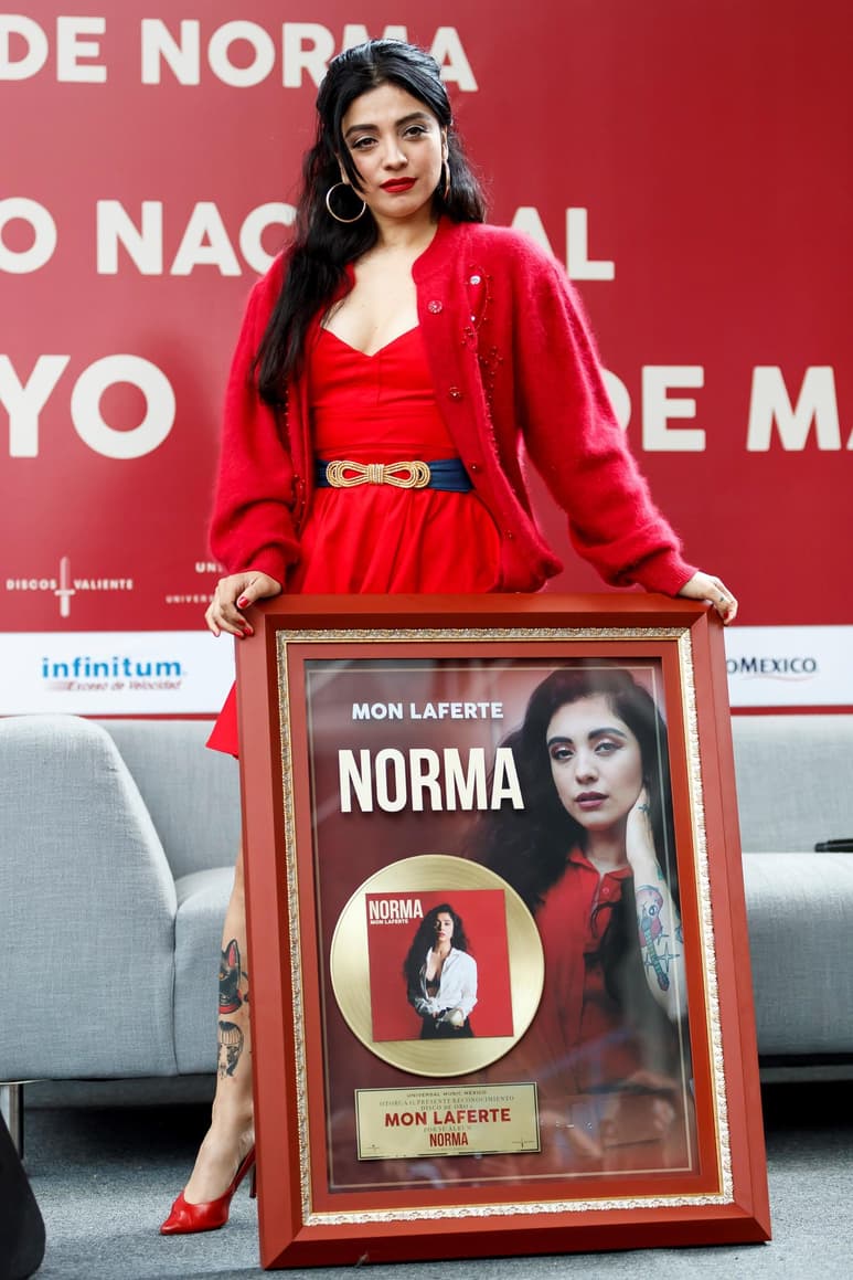 Trabajadora. Mon Laferte se presentará en el Auditorio Nacional como parte de La gira de Norma, visitará Ciudad de México, Puebla y Monterrey.