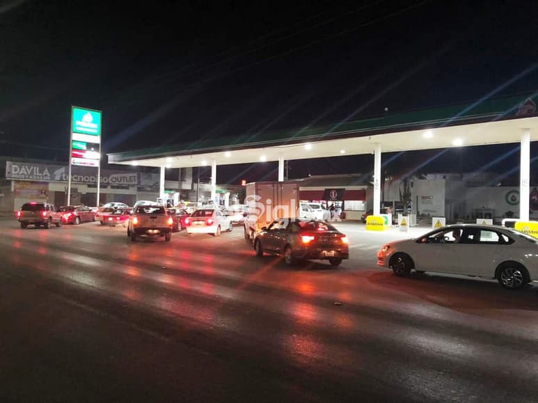 Abarrotan. Luego del rumor generado en redes sociales, laguneros realizan compras de pánico en gasolineras de la región. (JOSÉ HERNÁNDEZ)