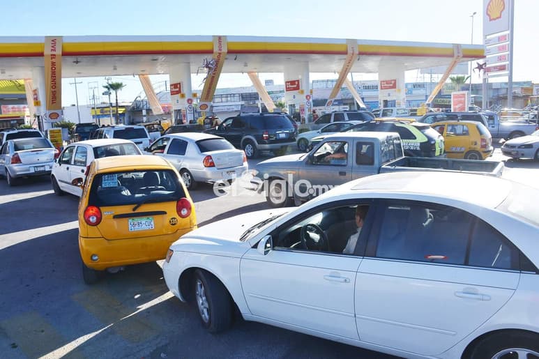 Algunas estaciones de servicio presentan largas filas esta mañana ante el temor de desabasto de gasolina. (FERNANDO COMPEÁN)