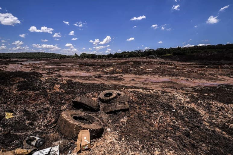 Tras 24 días del suceso, el equipo de rescatistas continúa con las labores de búsqueda apoyado de maquinaria especializada como gigantescas excavadoras que ayudan a remover el lodo de las zonas en las que la lama llegó a los 20 metros de altura.