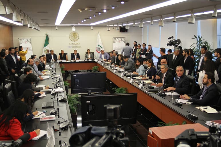 En contra. La oposición y el senador Emilio Álvarez Icaza decidieron abandonar la reunión. (NOTIMEX)