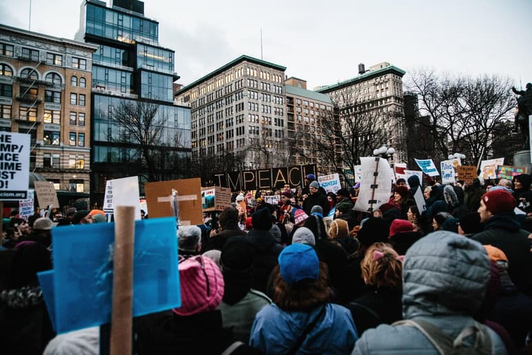 Alzan la voz. Cientos de personas protestaron contra el presidente Trump, ayer en Nueva York y varias ciudades de EUA. (EFE)